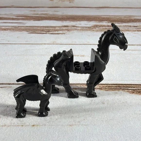 Lego Minifigures THESTRAL & Baby Skeletal Black Flying Horse Harry Potter 76400 - Picture 3 of 4